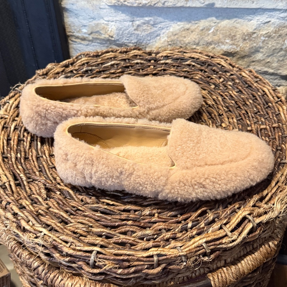 UGG Hailey Fluff Loafer Shoe sheepskin Leather Footbed Cream Sz 7
Slippers